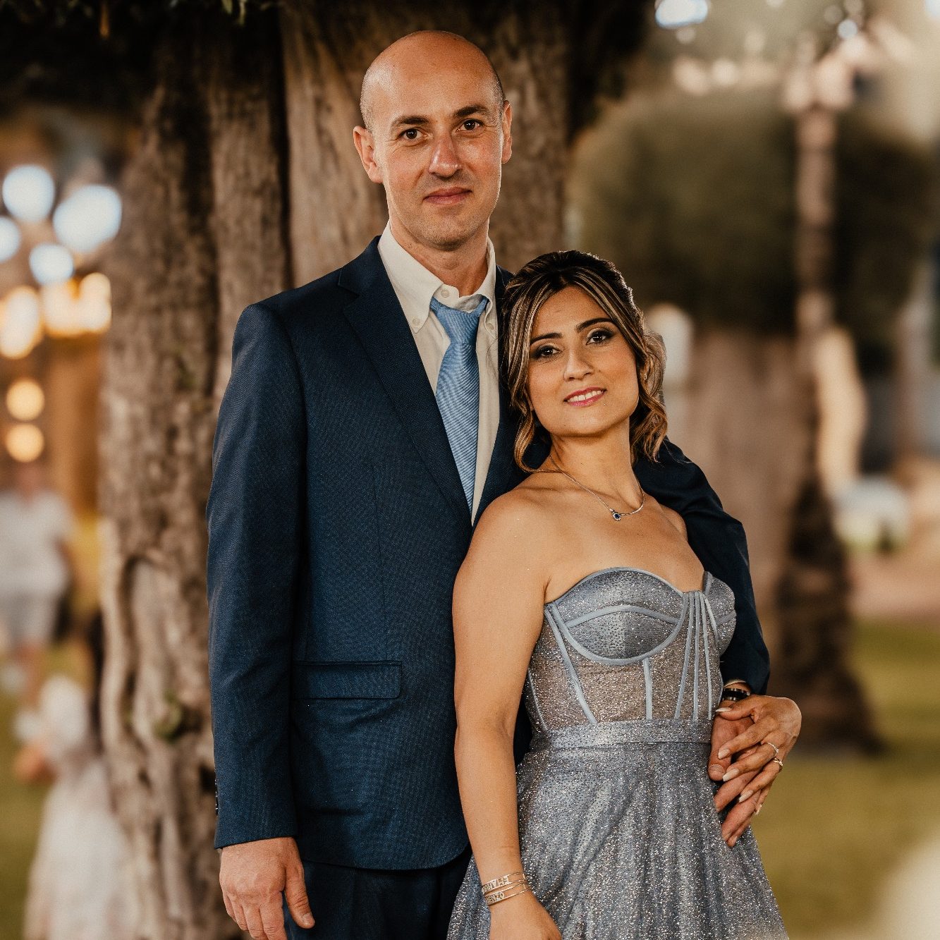 Hochzeitsfotograf Ingelheim Paar in eleganter Kleidung, posierend vor einem rustikalen Hintergrund.