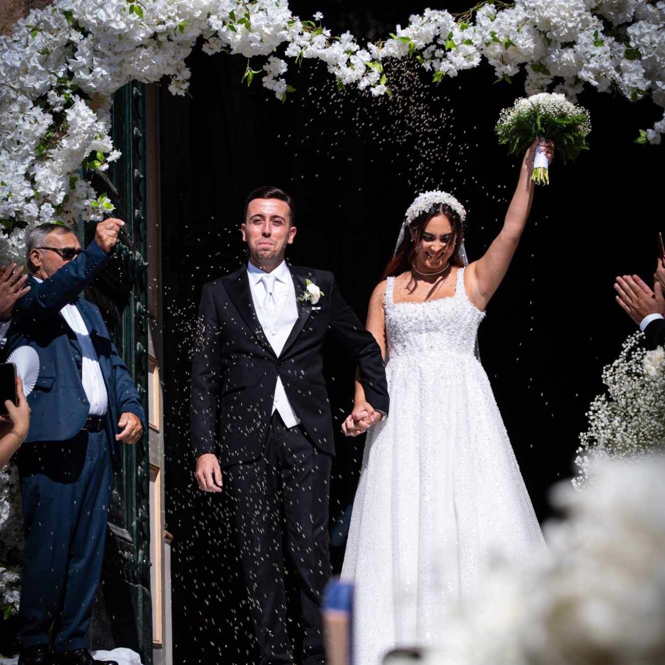 Hochzeitsfotograf Ingelheim Brautpaar verlässt die Zeremonie, umgeben von Blumen, mit strahlendem Lächeln.